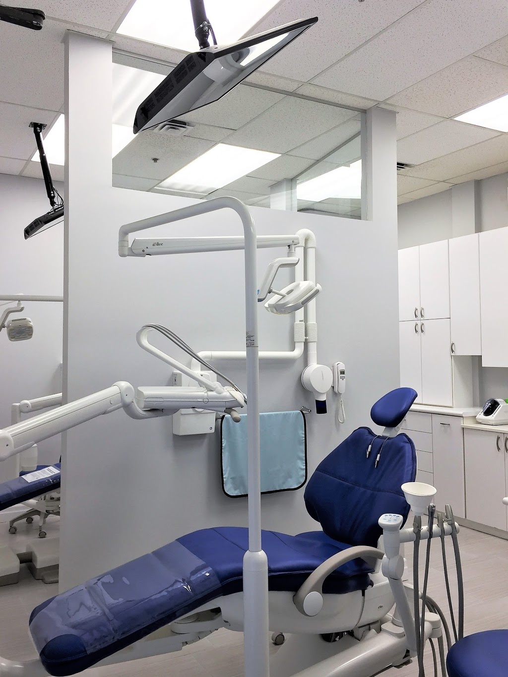 Oakvillage Dental | 200 North Service Rd W, Oakville, ON L6M 2Y1, Canada | Phone: (289) 644-2300