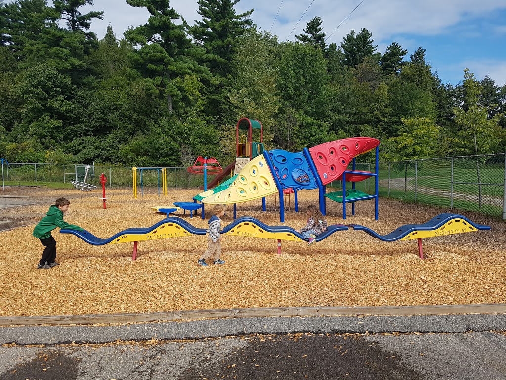 École des Pins | 25 Rue des Pins, Oka, QC J0N 1E0, Canada | Phone: (450) 491-8400
