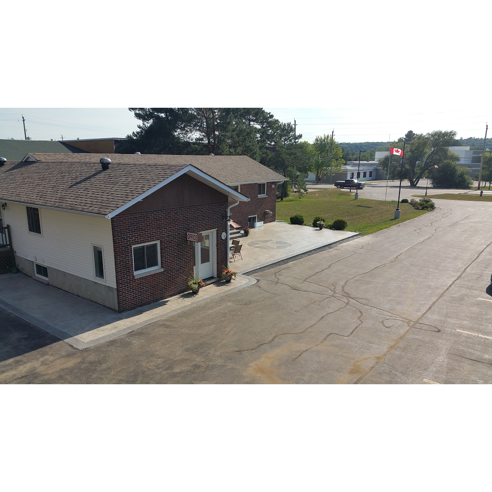 Wellington Inn | 265 Wellington St, Bracebridge, ON P1L 1C1, Canada | Phone: (705) 645-2238