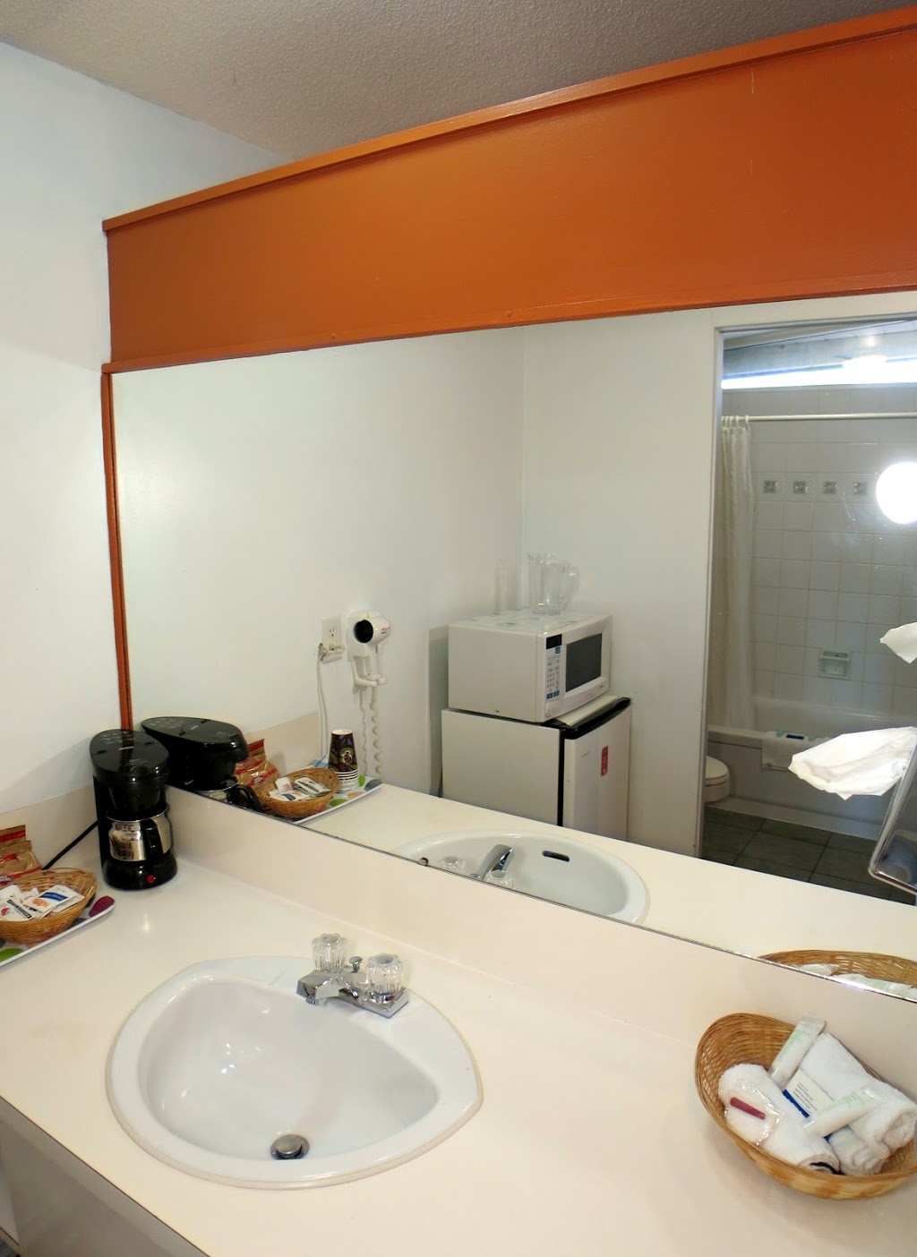 Tiki Village Motor Inn | 2408 34 St, Vernon, BC V1T 5W8, Canada | Phone: (250) 503-5566