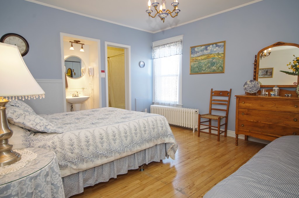 A Tout Venant B & B | 20 Rue Bellevue, Magog, QC J1X 3H2, Canada | Phone: (888) 611-5577