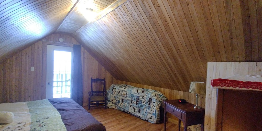 Chalet Bord du Fleuve Ô Quai 516 | 516 Avenue de Gaspé O, Saint-Jean-Port-Joli, QC G0R 3G0, Canada | Phone: (418) 554-1244