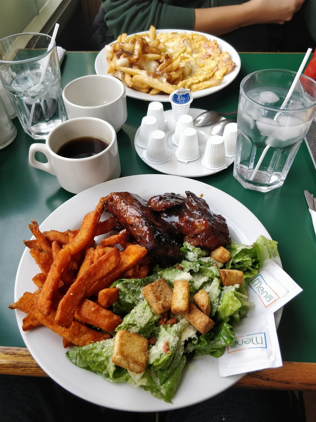 Peppers Restaurant & Bar | 189 Wallace Ave, Toronto, ON M6H 1V5, Canada | Phone: (416) 531-3146