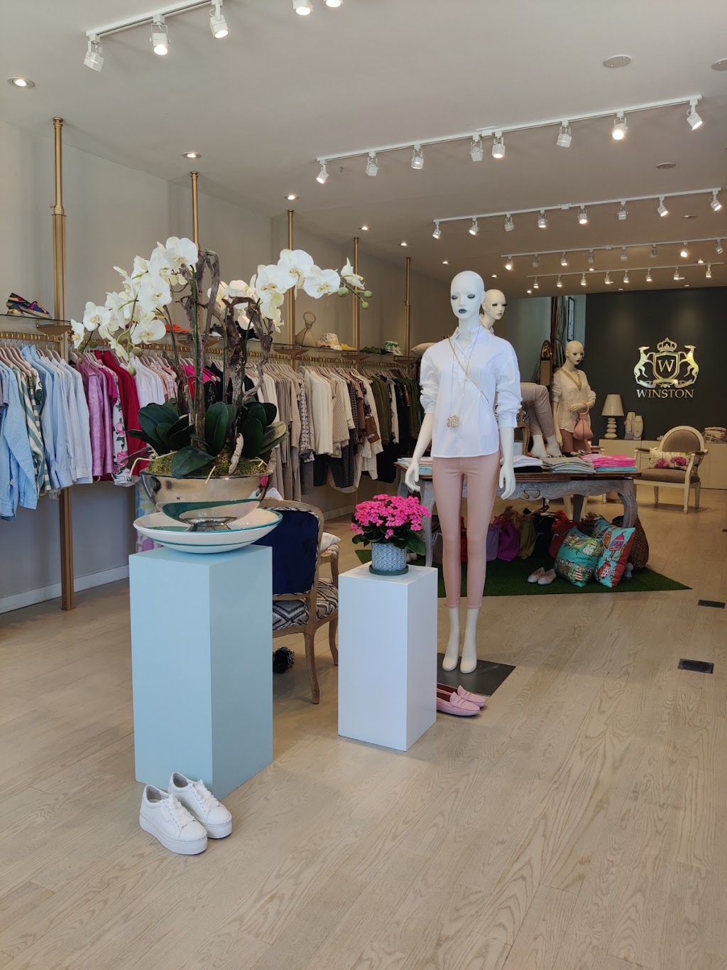 Winston | 1568 Yonge St, Toronto, ON M4T 1Z7, Canada | Phone: (416) 901-6633