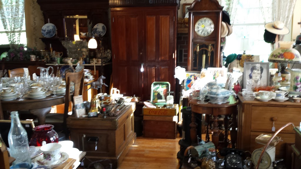 Antiquités Au Fil du Temps | 1 Rue Maple, Stanbridge East, QC J0J 2H0, Canada | Phone: (450) 248-1165