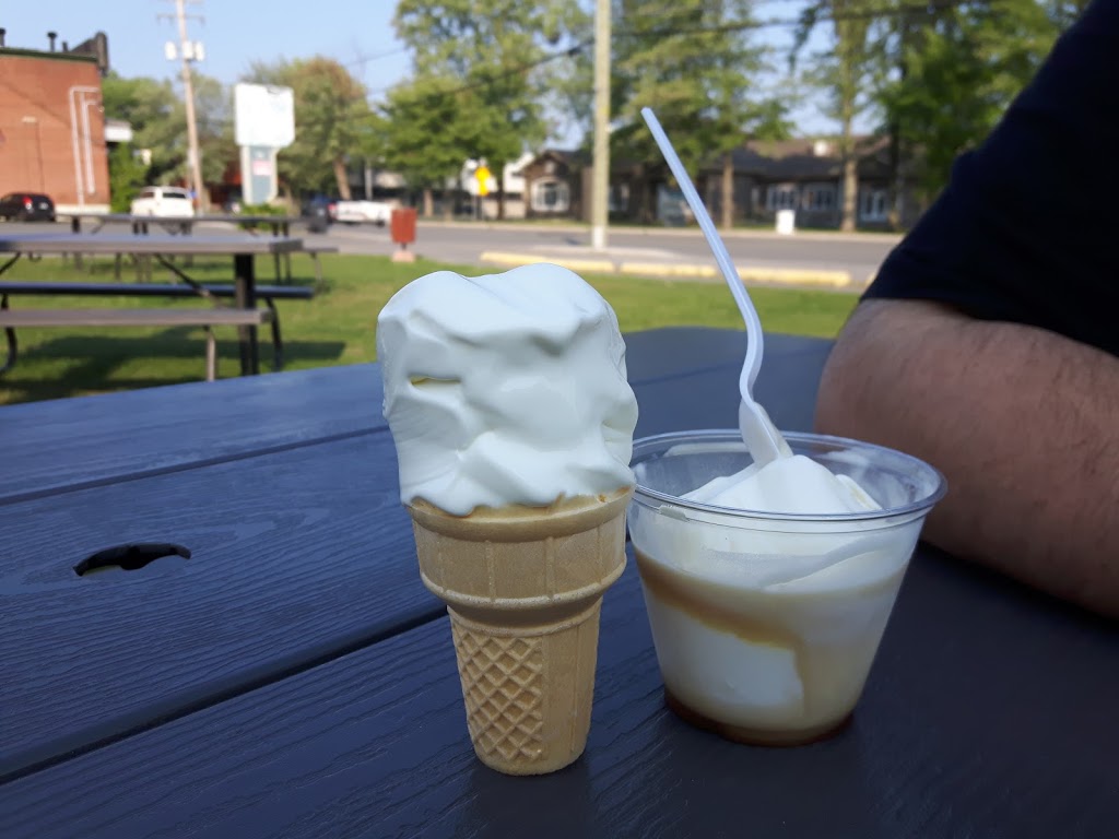 Bar Laitier Manoir des Glaces | 19 Rue Maurault, Pierreville, QC J0G 1J0, Canada | Phone: (450) 880-0464