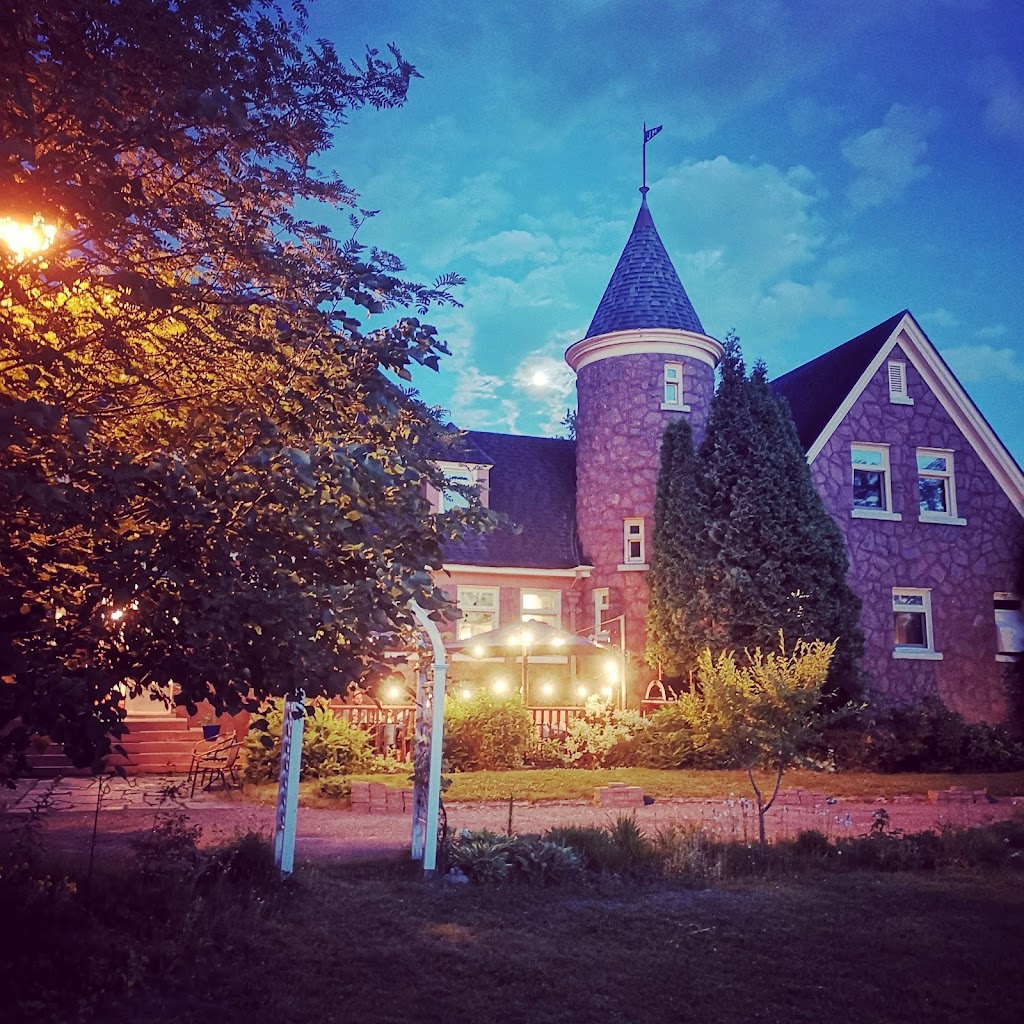 Chateau Murdock Gite et Esthétique 1950 | 129 Côte de la Terre Forte, Chicoutimi, QC G7H 6A6, Canada | Phone: (418) 592-8938