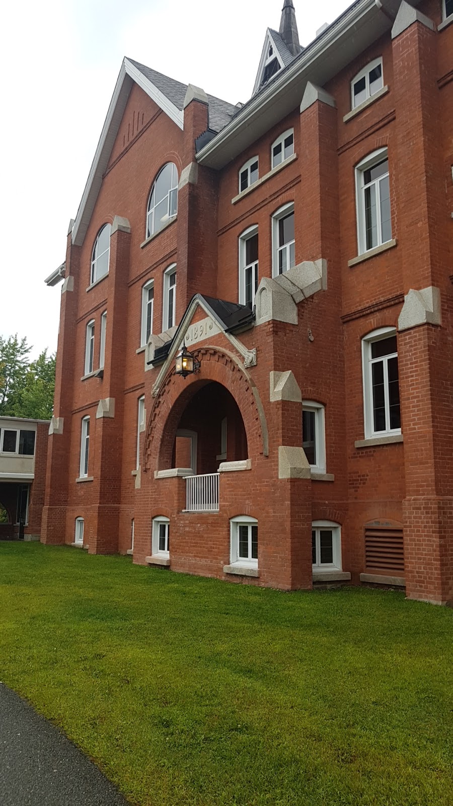 University Bookstore | 2600 Rue College, Sherbrooke, QC J1M 1Z7, Canada | Phone: (819) 822-9600 ext. 2241