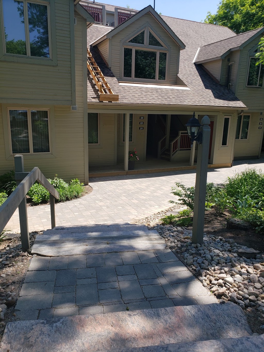 The Canuck at Grandview | Grandview Hilltop Dr, Huntsville, ON P1H 1B3, Canada | Phone: (705) 721-8468