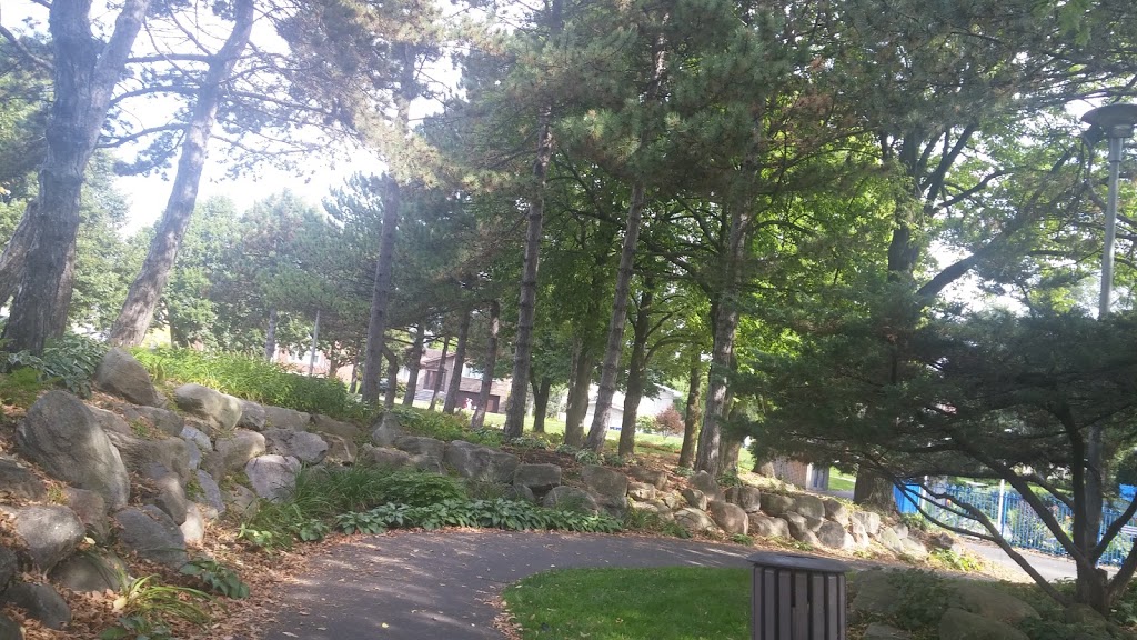 Gayton Park | 8 Rue Gayton, Hampstead, QC H3X 1K7, Canada | Phone: (514) 369-8200