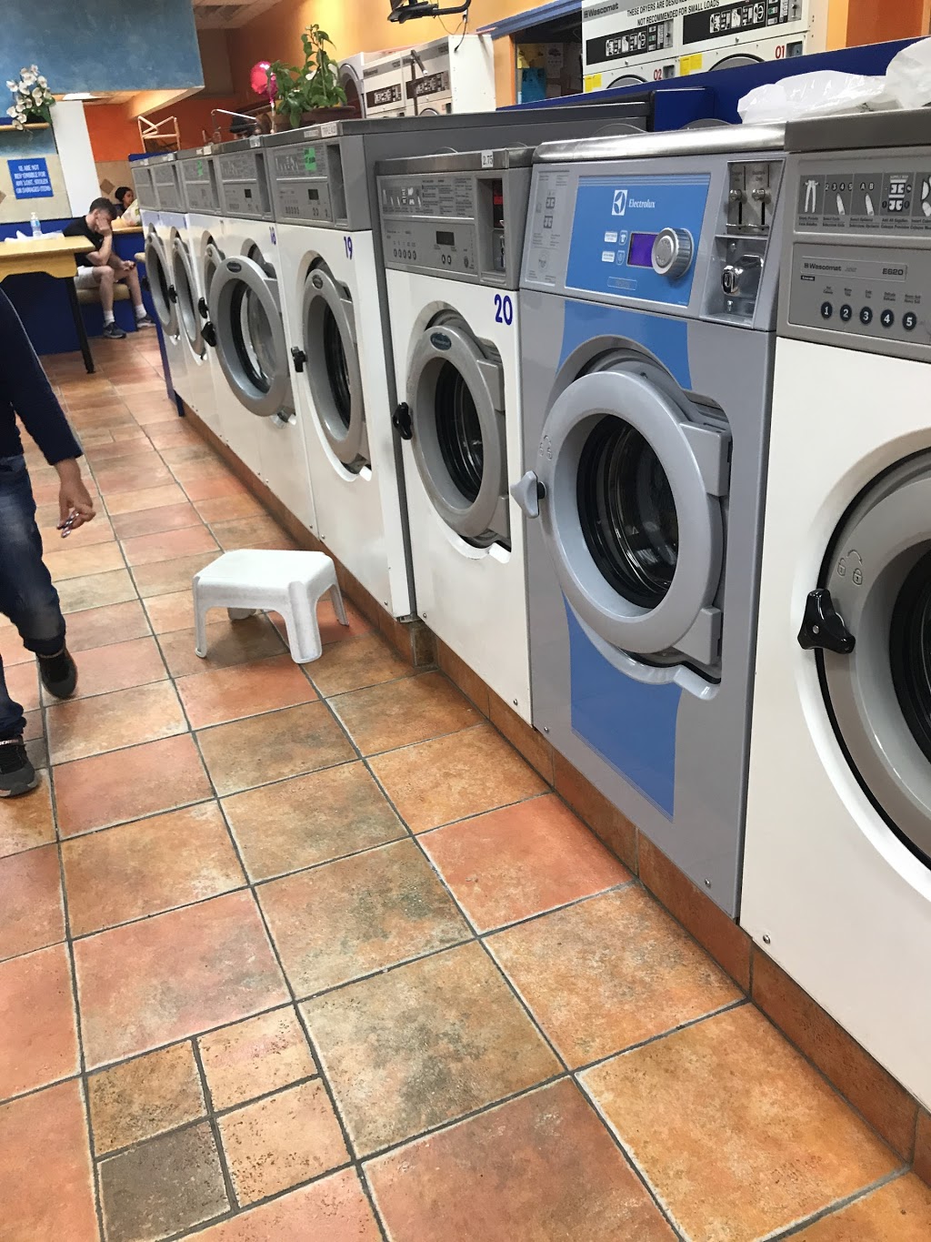 Parkwoods Coin Laundry | 1277 York Mills Rd, North York, ON M3A 1Z5, Canada | Phone: (416) 385-0611
