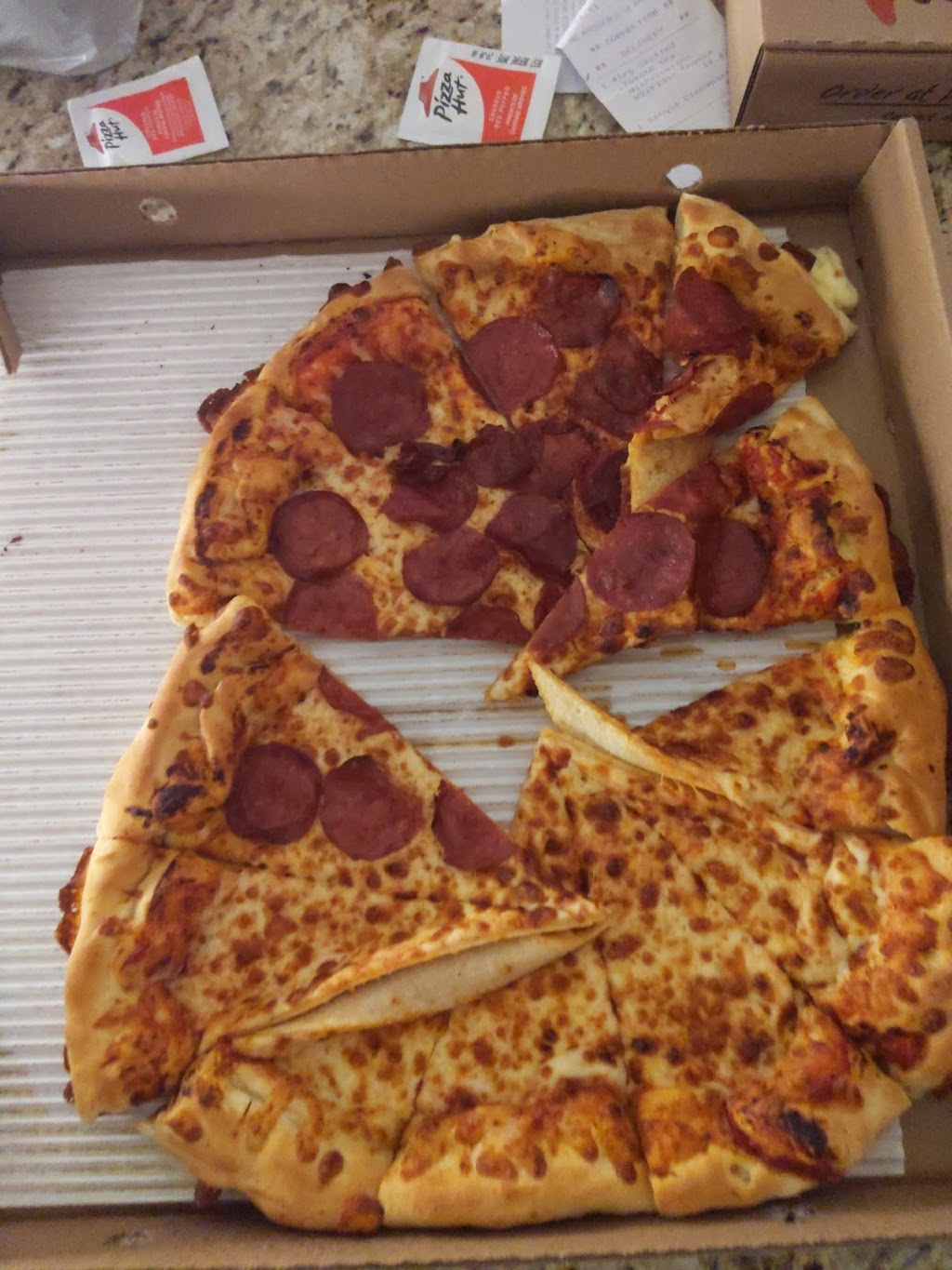 Pizza Hut | 6415 Erin Mills Pkwy Unit B1, Mississauga, ON L5N 4H4, Canada | Phone: (905) 858-1898