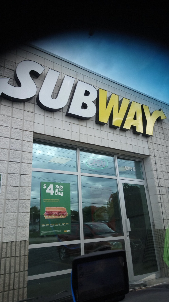 Subway | 2224 Walker Rd Suite 10, Windsor, ON N8W 5L7, Canada | Phone: (519) 258-8088