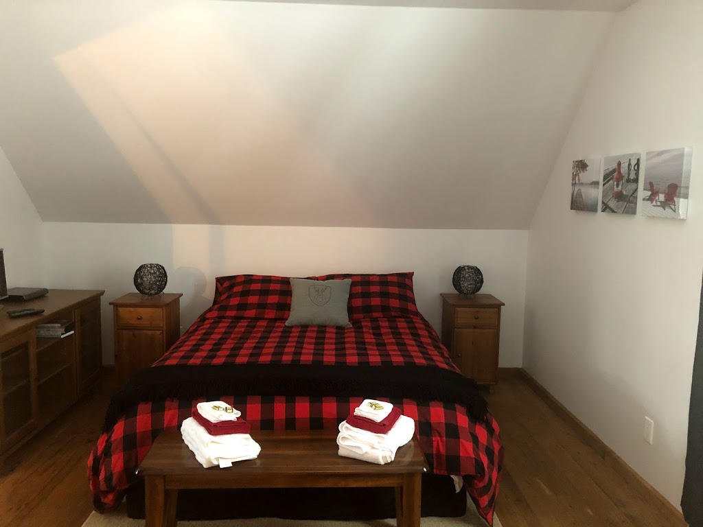 Chalet à louer en Outaouais sur le bord de leau | 64 Chemin de la Baie, Saint-Émile-de-Suffolk, QC J0T 1K0, Canada | Phone: (819) 576-5485