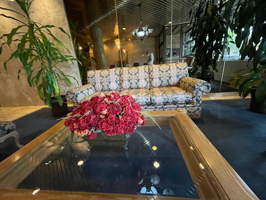 Condo Chateau Doral | 5825 Av. Shalom, Côte Saint-Luc, QC H4W 3A5, Canada | Phone: (514) 488-7990
