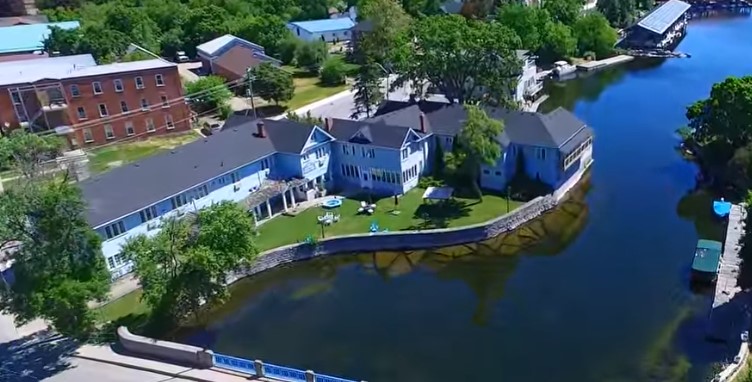 The Bobcaygeon Inn | 31 Main St, Bobcaygeon, ON K0M 1A0, Canada | Phone: (705) 738-5433