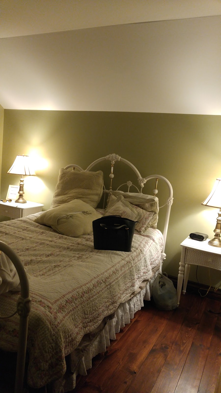 Au Petit Marigot | 90 Chemin Clément, Mont-Tremblant, QC J8E 1N8, Canada | Phone: (819) 425-9691