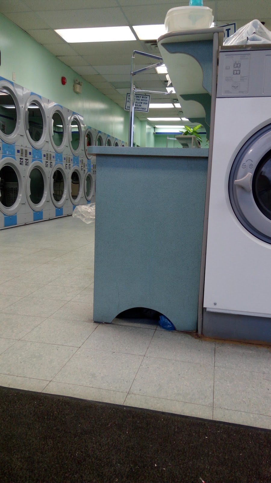 Derry Coin Laundry | 3427 Derry Rd E, Mississauga, ON L4T 4H7, Canada | Phone: (905) 677-5004