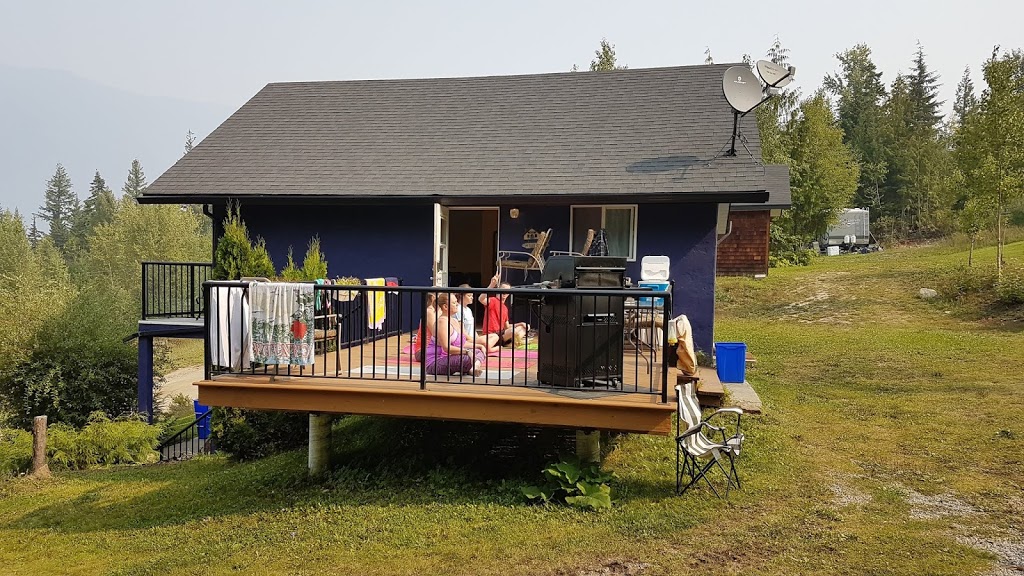 Dometraschuk Guesthouse and Cabins | 6028 Eagle Bay Rd, Eagle Bay, BC V0E 1T0, Canada | Phone: (780) 505-1349