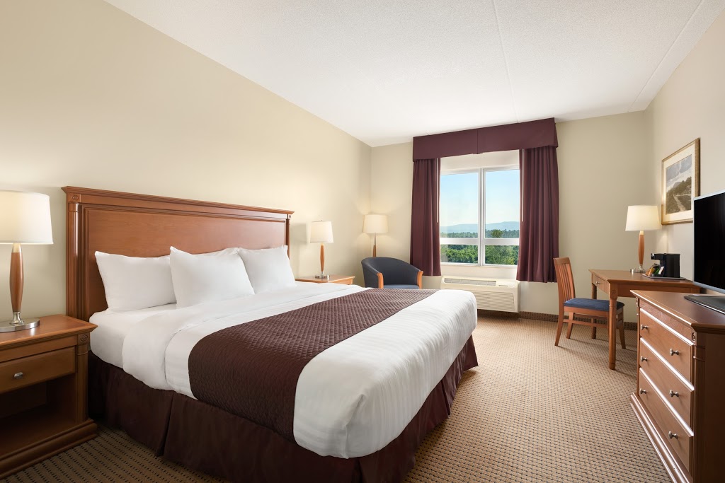 Days Inn & Suites by Wyndham Collingwood | 15 Cambridge St, Collingwood, ON L9Y 0A2, Canada | Phone: (705) 444-1880