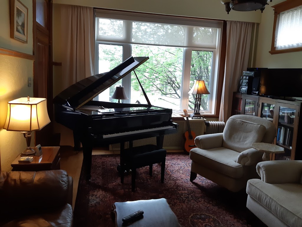 Le petit château Montebello | 515 Rue Notre Dame, Montebello, QC J0V 1L0, Canada | Phone: (613) 324-6684
