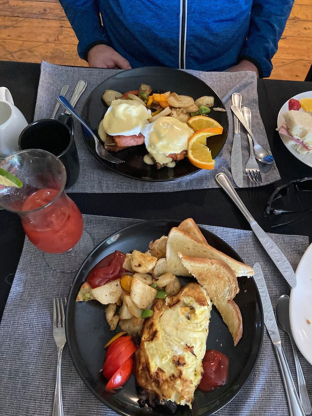 Sentimental Journey Dining & Dancing | 501 Dundas St, Deseronto, ON K0K 1X0, Canada | Phone: (613) 396-3333