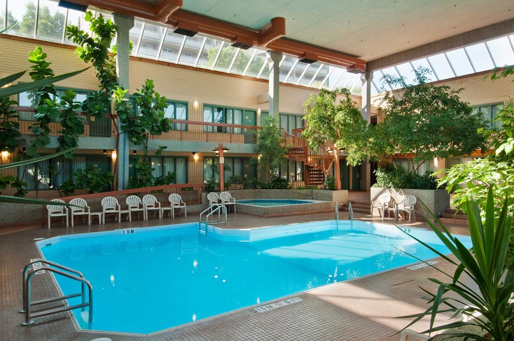 Travelodge by Wyndham Winnipeg East | 20 Alpine Ave, Winnipeg, MB R2M 0Y5, Canada | Phone: (204) 255-6000