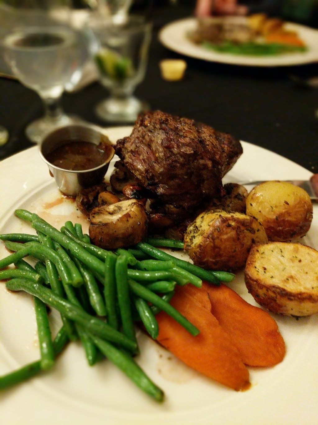 Casa Bella Restaurant | 425 Riverview Dr, Chatham, ON N7M 0N3, Canada | Phone: (519) 354-5270