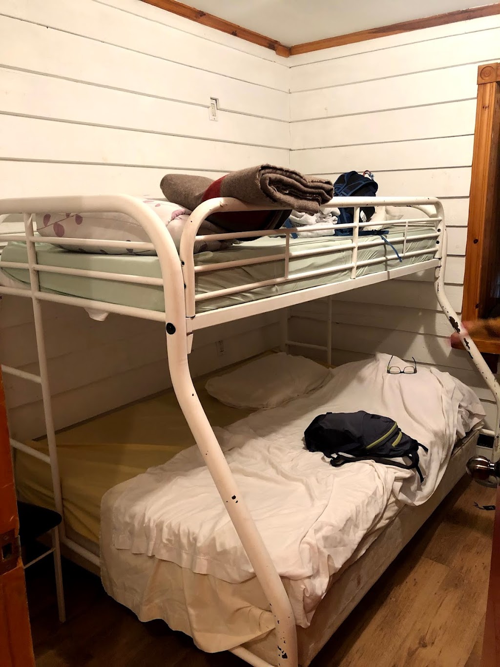 Tadoussac Hostel | 158 Rue du Bateau Passeur, Tadoussac, QC G0T 2A0, Canada | Phone: (418) 235-4372