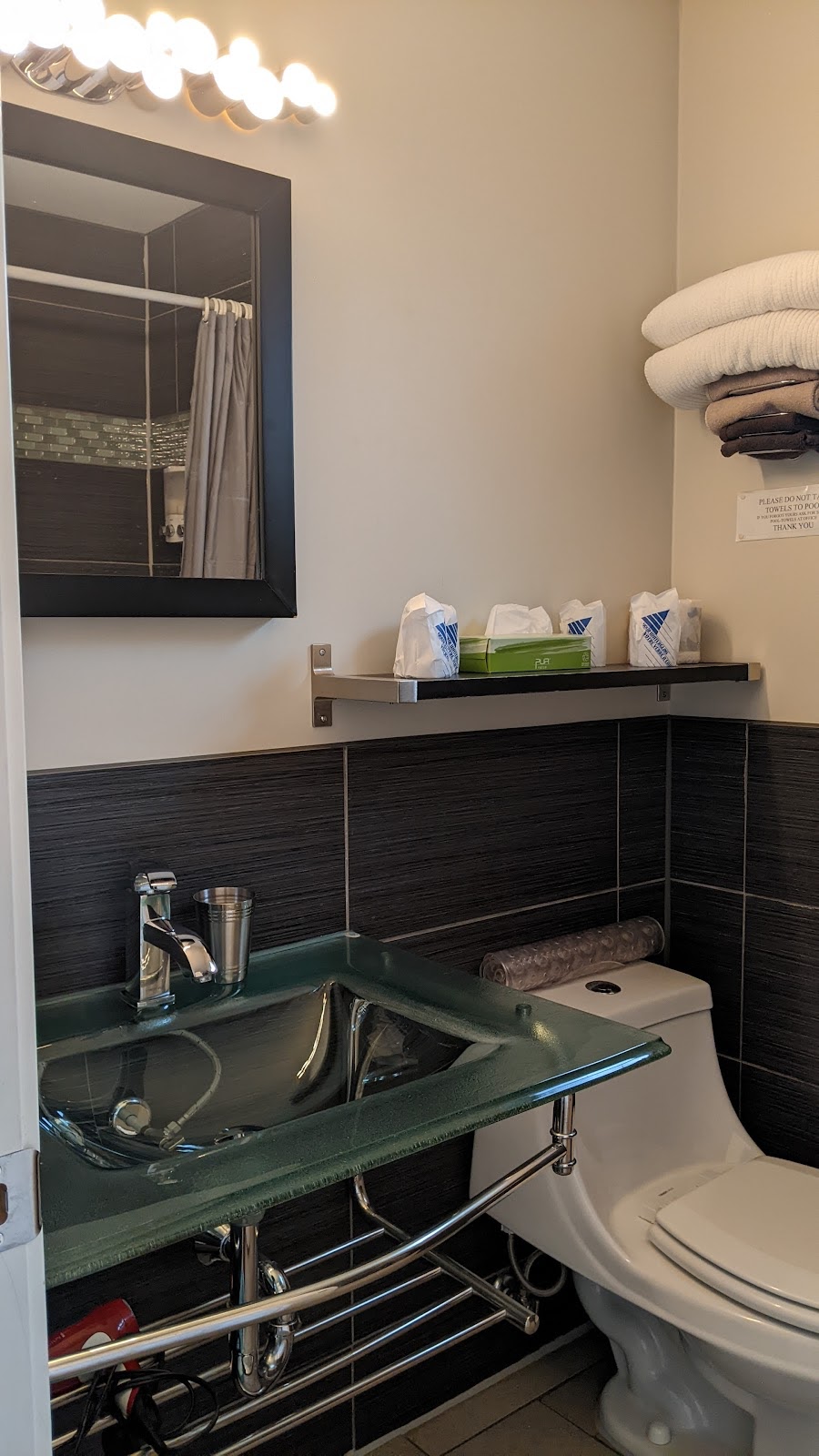 Crescent Motel | 5008 BC-93, Radium Hot Springs, BC V0A 1M0, Canada | Phone: (250) 347-9570