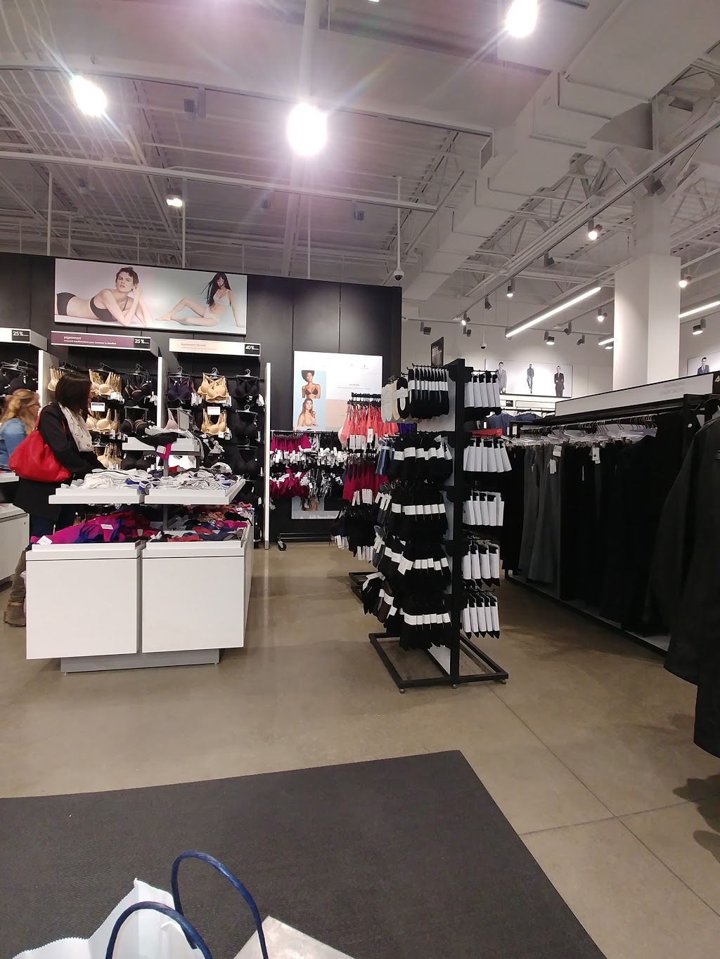 Calvin Klein Outlet | 19001 Chemin Notre Dame Suite #421, Mirabel, QC J7J 0R6, Canada | Phone: (450) 420-3897