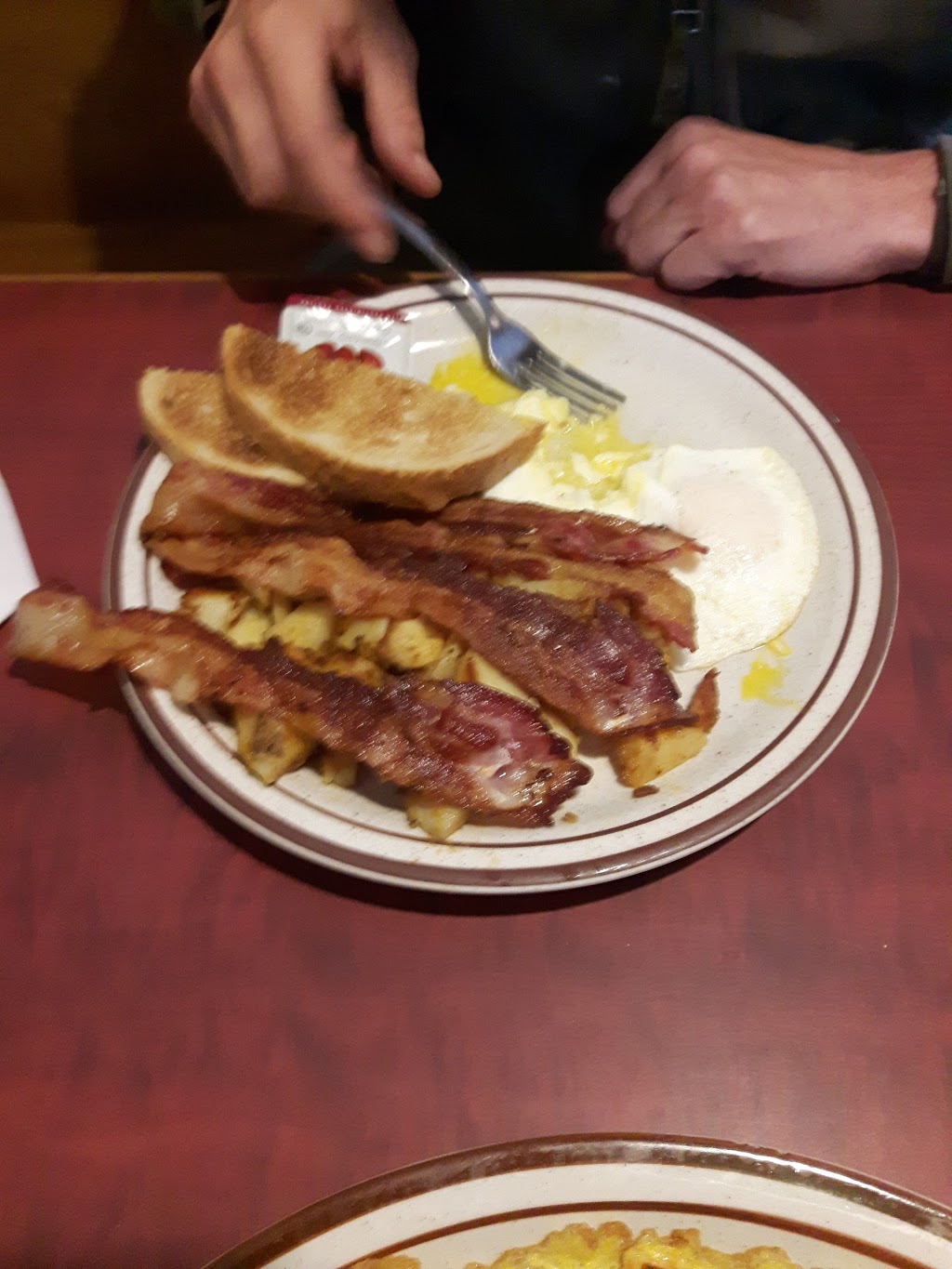 Golden Grill IV Family Restaurant & Tavern | 1009 Ontario Rd, Welland, ON L3B 5E5, Canada | Phone: (905) 734-3944