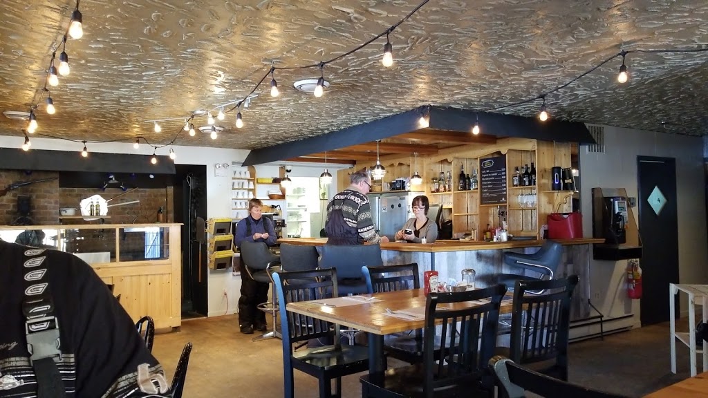 Resto-bar Brinadon | 570 Rue Saint Alphonse, Lac-aux-Sables, QC G0X 1M0, Canada | Phone: (418) 336-2627