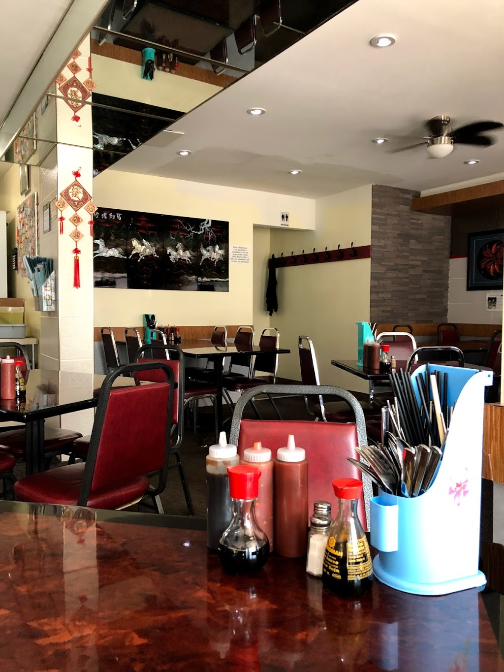 Huongs Vietnamese Bistro | 359 Booth St, Ottawa, ON K1R 7K1, Canada | Phone: (613) 237-8755