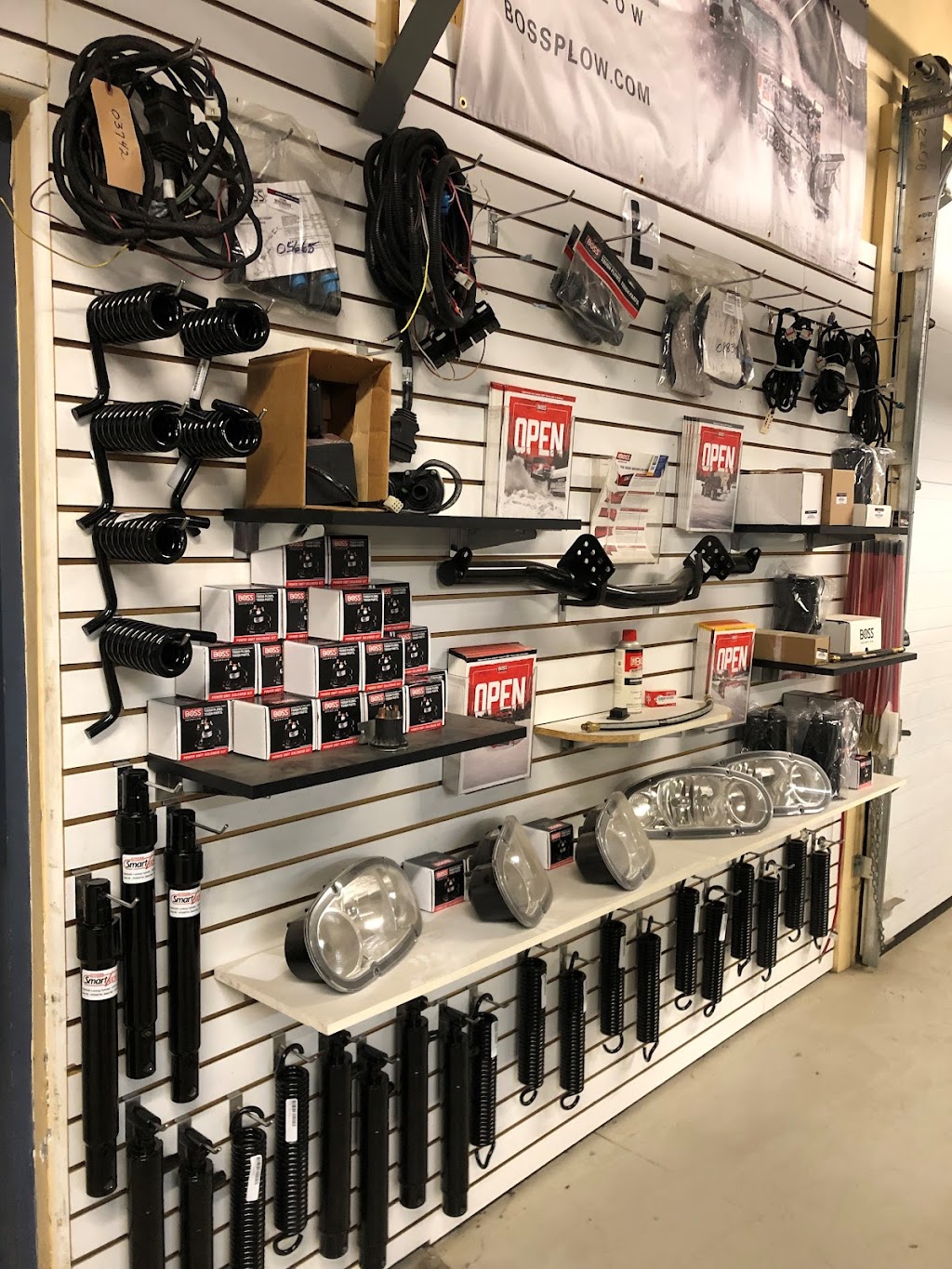 BOSS SNOWPLOW VAUDREUIL | 3500 Bd de la Cité-des-Jeunes, Vaudreuil-Dorion, QC J7V 8P2, Canada | Phone: (888) 324-6660