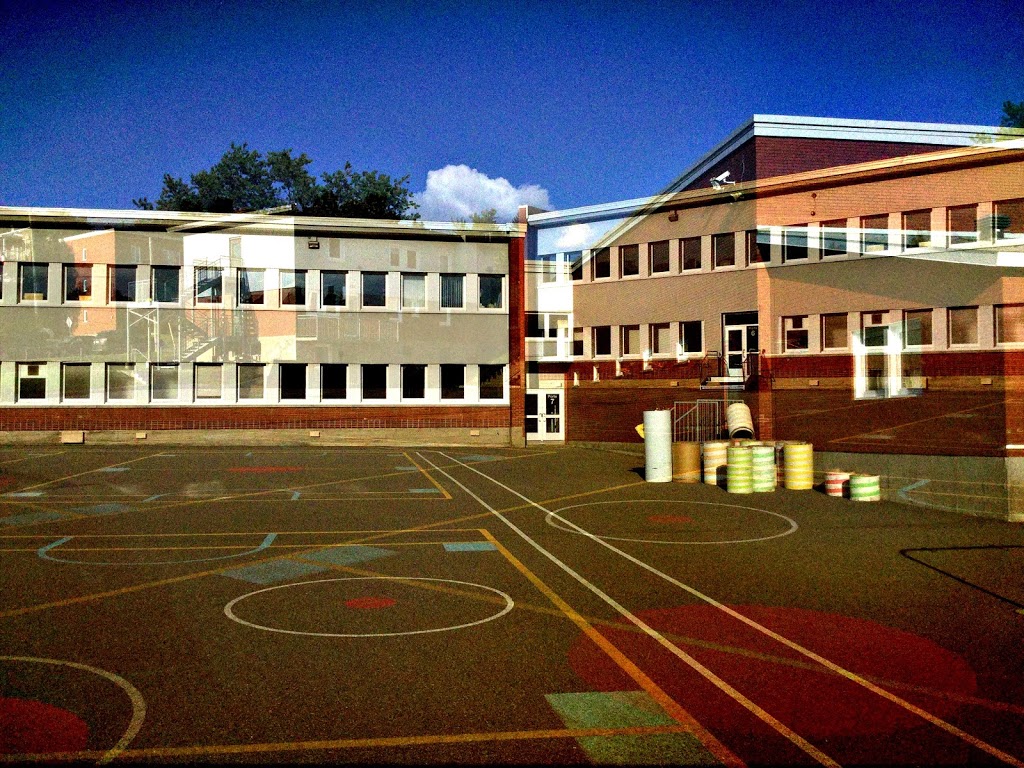 École Carillon | 43 Rue de Carillon, Sherbrooke, QC J1J 2K9, Canada | Phone: (819) 822-5682