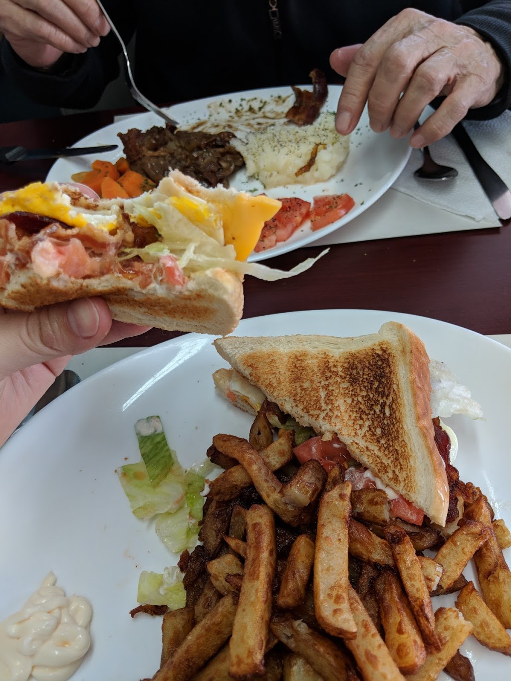 Larock Cafe | 556 Chemin Larocque, Salaberry-de-Valleyfield, QC J6T 4C5, Canada | Phone: (450) 371-8857