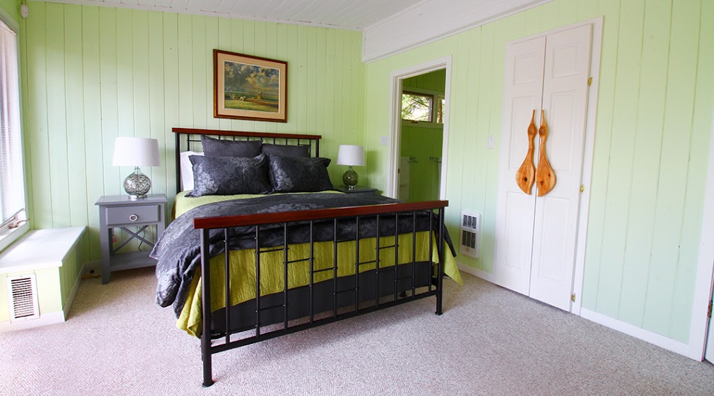Arching Pines Bed & Breakfast | 9 Bayshore Rd, Haliburton, ON K0M 1S0, Canada | Phone: (705) 306-9296