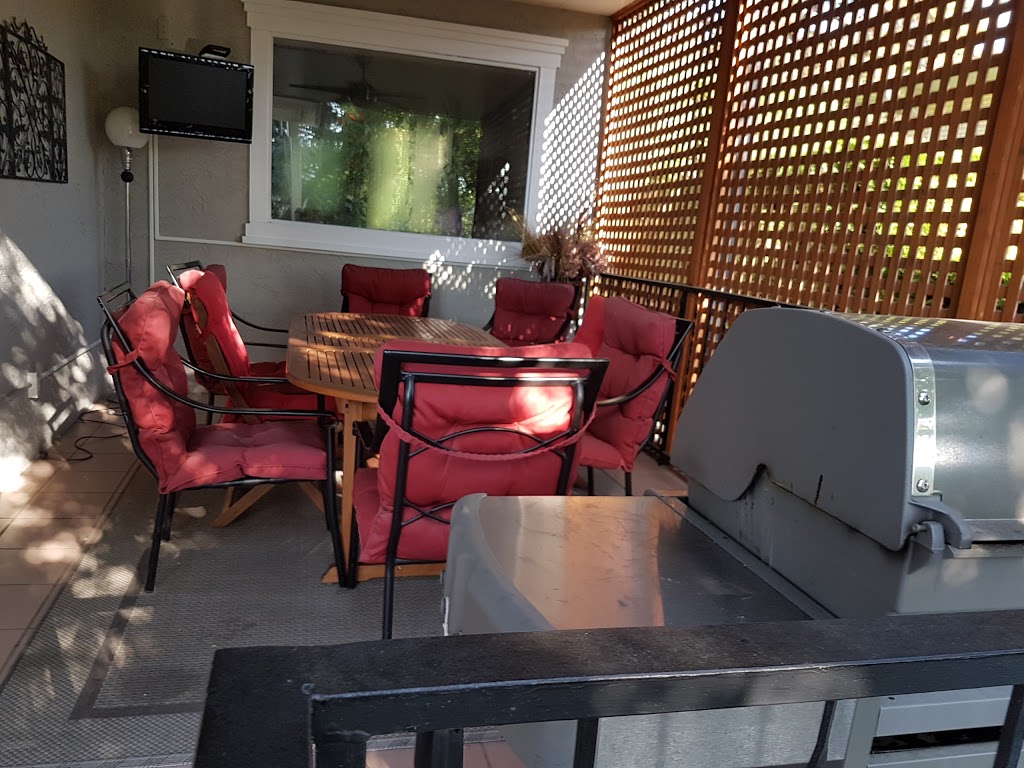Touch of English Bed & Breakfast | 5 Alameda Ct, Kelowna, BC V1V 1C6, Canada | Phone: (250) 448-6250