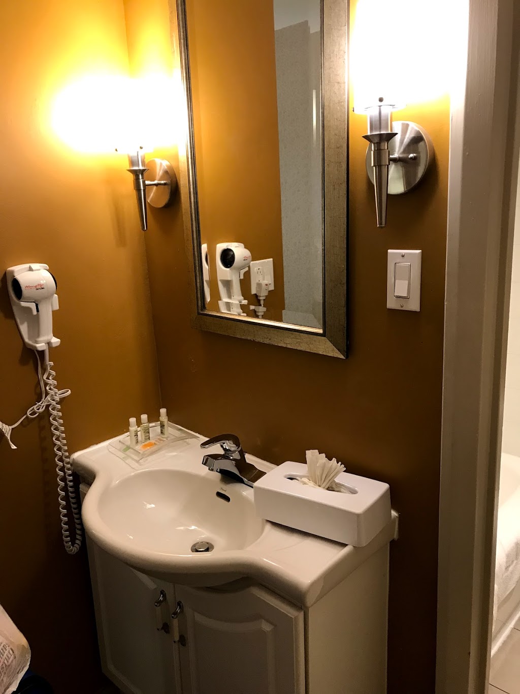 Holiday Inn Montreal Aeroport- Airport | 6500 Chemin de la Côte-de-Liesse, Saint-Laurent, QC H4T 1E3, Canada | Phone: (514) 739-6440