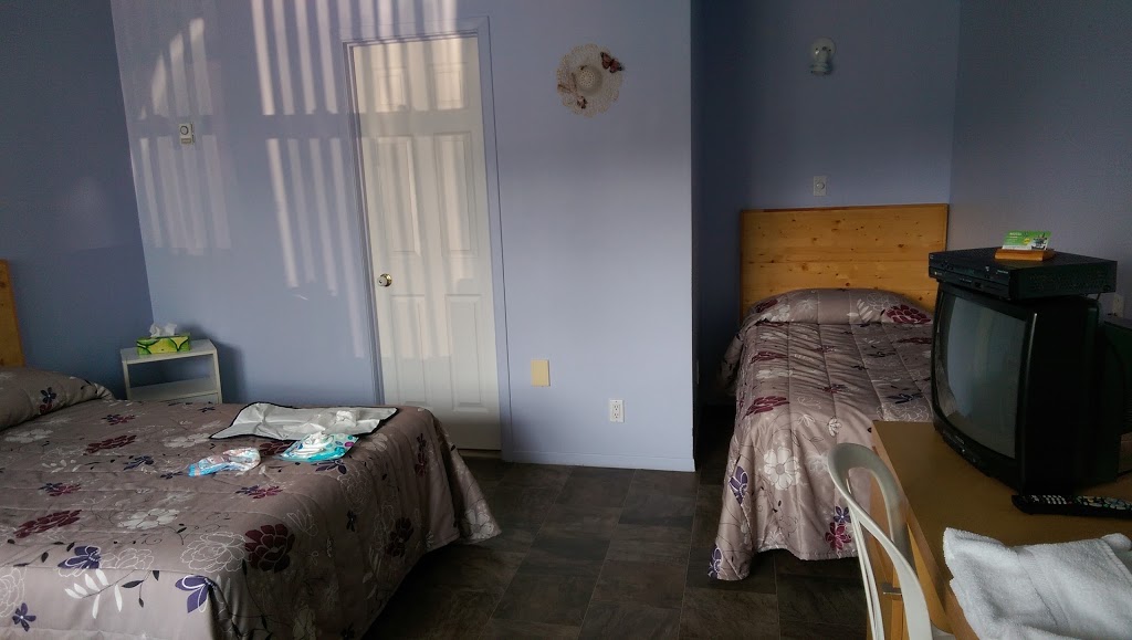 Motel Les Pins | 1523 Rue Principale, Granby, QC J2J 0S4, Canada | Phone: (450) 378-0793