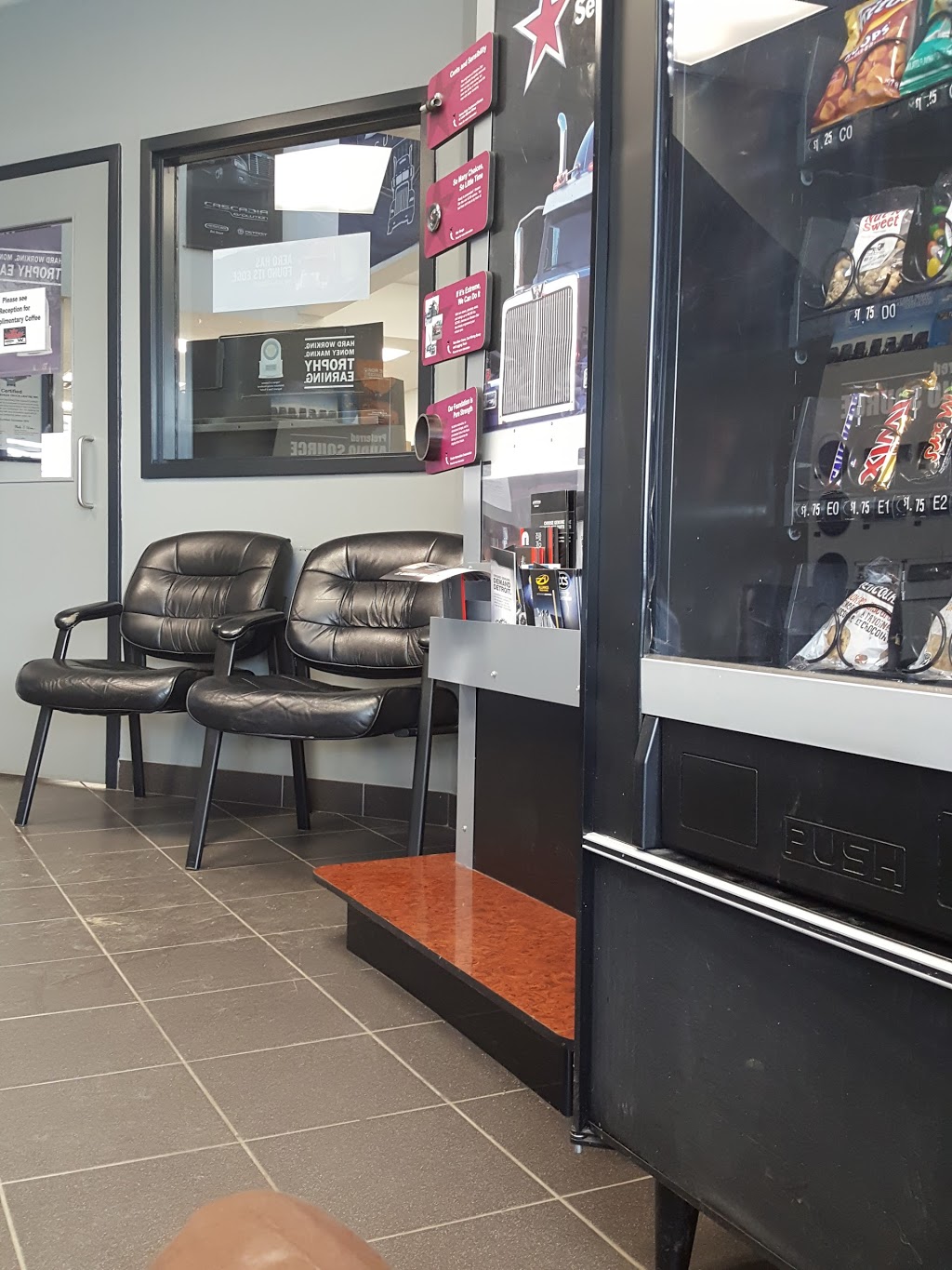 Freightliner of Ottawa | 3818 Russell Rd, Ottawa, ON K1G 3N2, Canada | Phone: (613) 744-0974