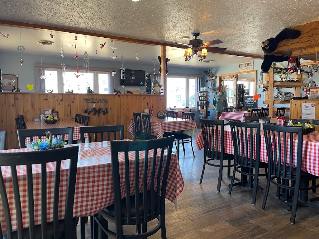 Bear Tracks Inn and Restaurant | 2837 Hwy 6, Lions Head, ON N0H 1W0, Canada | Phone: (519) 793-3555
