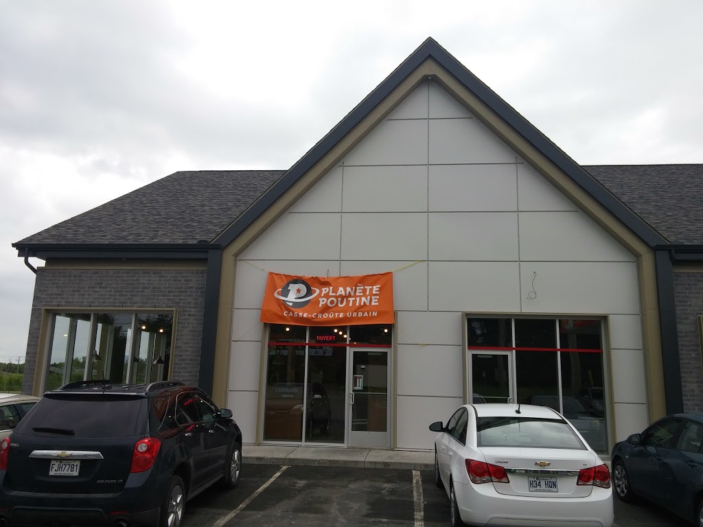 Planète Poutine | 140 Rue Robitaille, Granby, QC J2H 0R9, Canada | Phone: (450) 375-7557