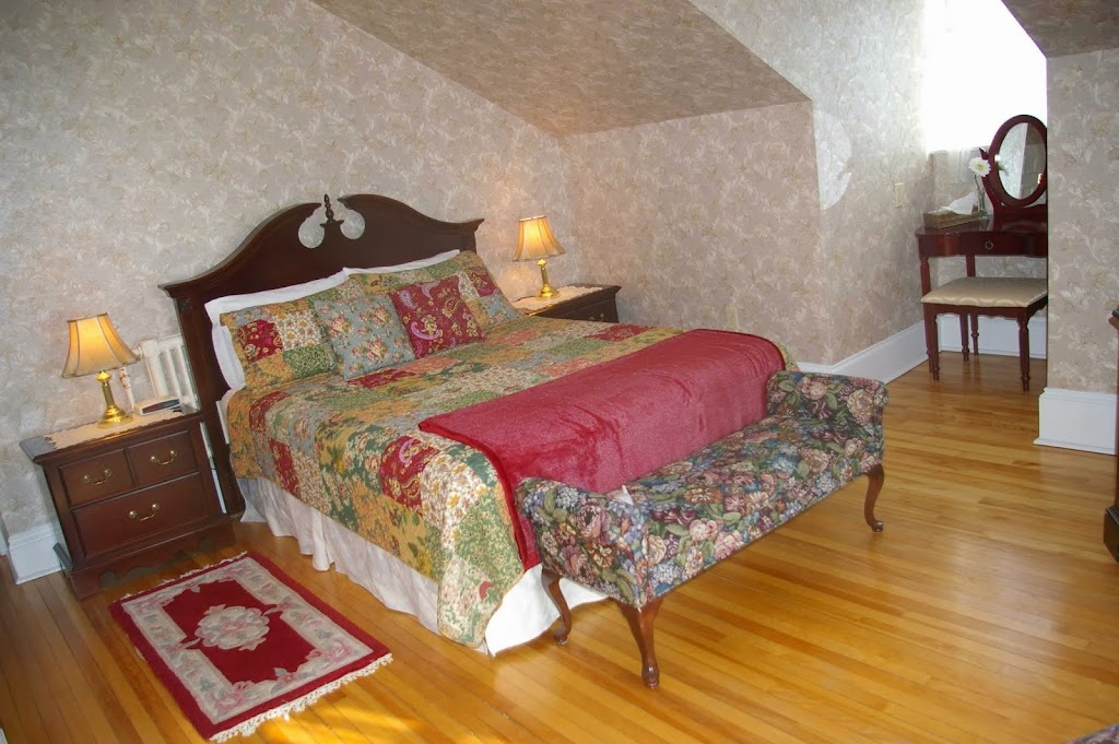 Dawson House Bed & Breakfast | 122 N River Rd, Charlottetown, PE C1A 3K8, Canada | Phone: (902) 628-3886