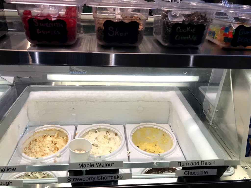 Ed’s Real Scoop | 2370 Lake Shore Blvd W, Etobicoke, ON M8V 1B6, Canada | Phone: (416) 259-9595