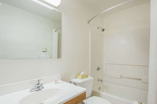 Super 8 by Wyndham Salmon Arm | 2901 10th Ave NE, Salmon Arm, BC V1E 2S3, Canada | Phone: (866) 469-0121