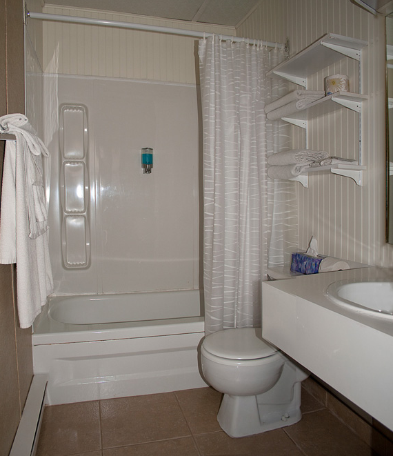 Motel De La Montagne | 1215 Chemin de la Montagne, Orford, QC J1X 6X9, Canada | Phone: (819) 868-4222