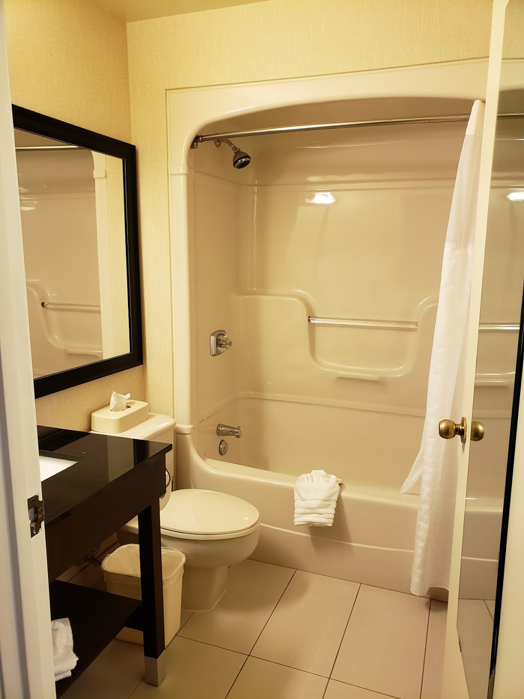 Comfort Inn Gatineau | 630 Boulevard de la Gappe, Gatineau, QC J8T 7S8, Canada | Phone: (819) 243-6010