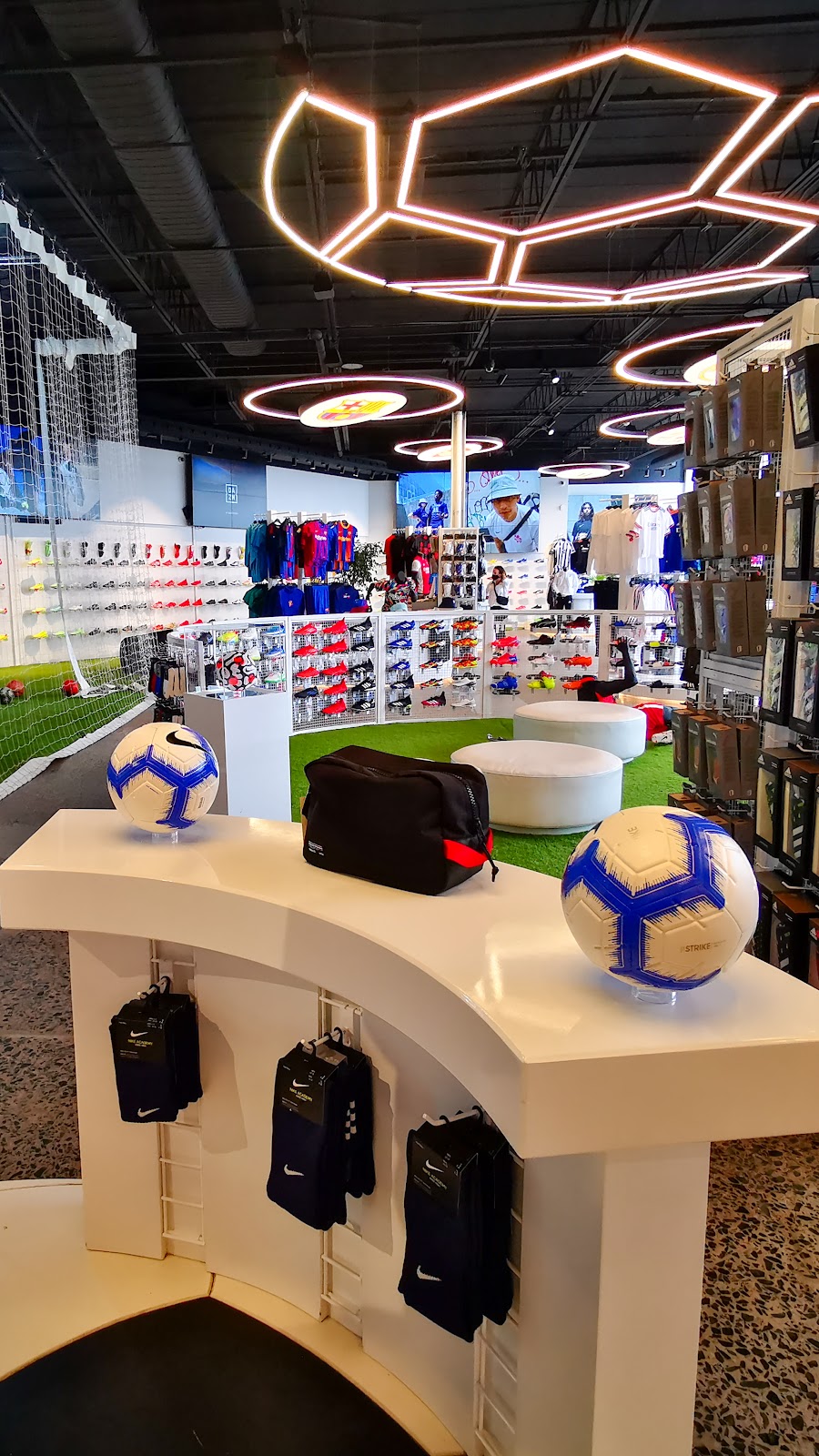 Premium Soccer | 7135 Rte Transcanadienne, Saint-Laurent, QC H4T 1A2, Canada | Phone: (514) 956-1000